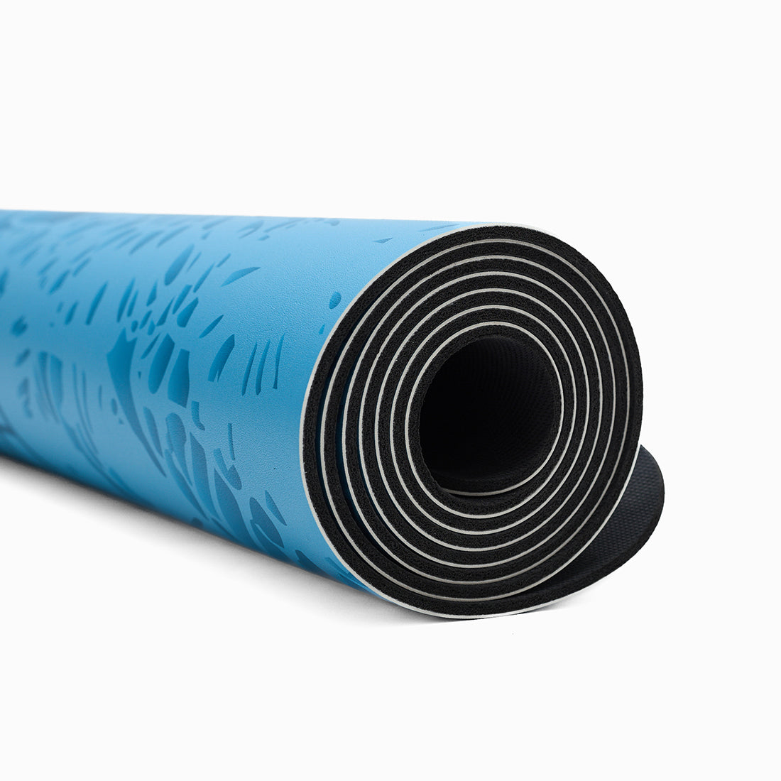 Esterilla de yoga azul Superior Juana de Arco de Sukha Argentina, muestra superficie antideslizante y acolchada para práctica de yoga.