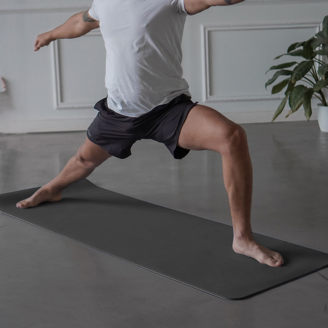Estera de yoga Linea Aprendiz Lisa de Sukha Argentina en color gris liso, con superficie antideslizante y diseño simple para practicar yoga.