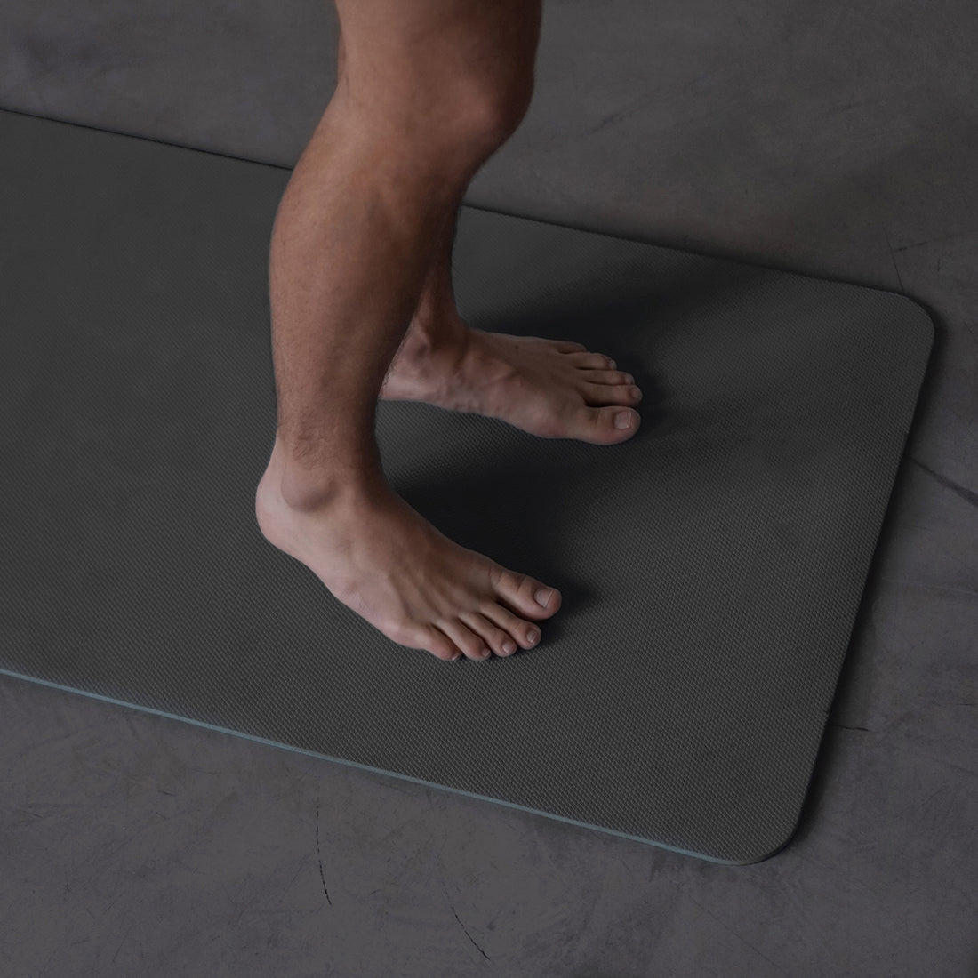 Estera de yoga Línea Aprendiz Lisa en color gris, Sukha Argentina, con superficie lisa y textura suave para prácticas de yoga.