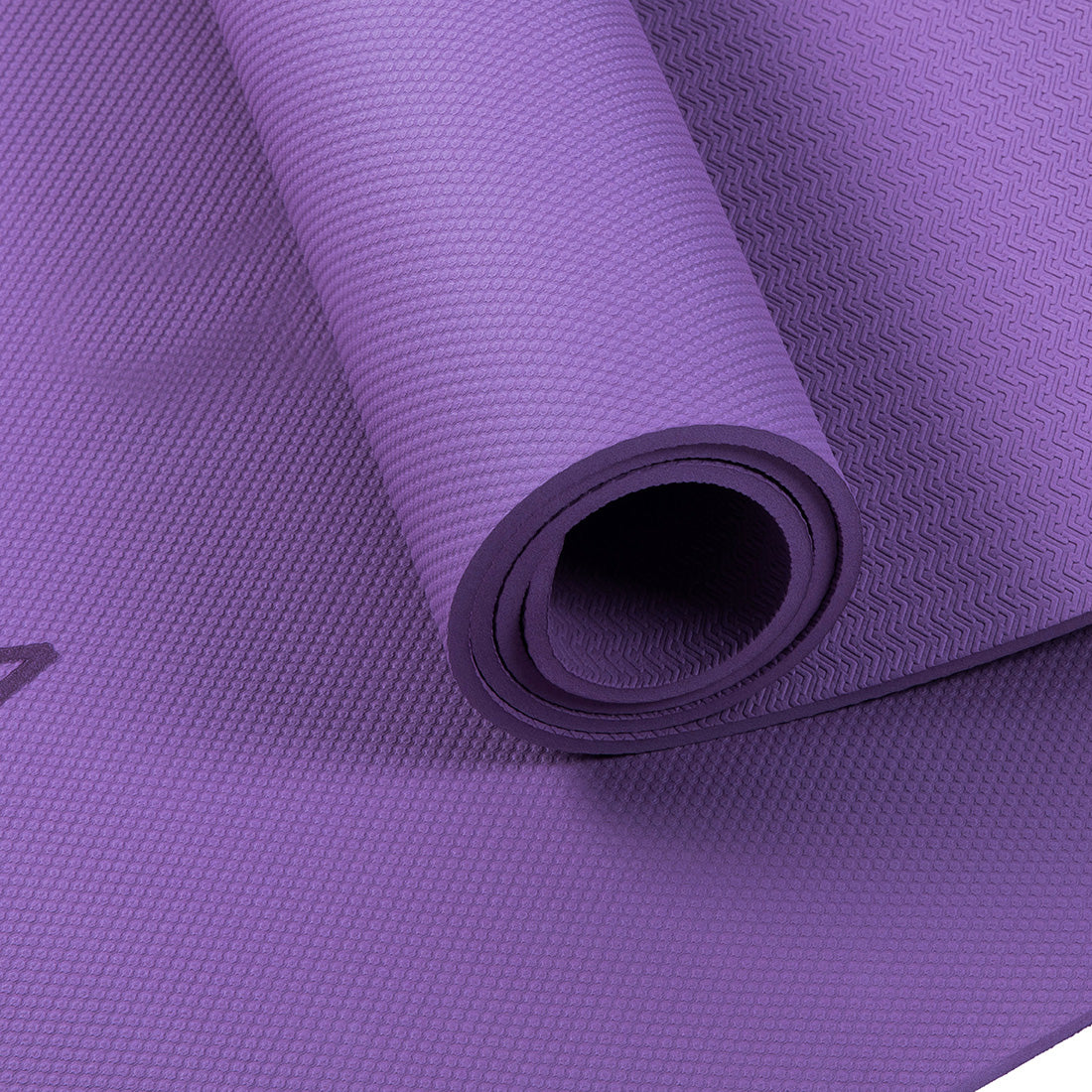 Alfombra de yoga violeta con logo Sukha Argentina, diseñada para alineación y práctica de yoga.