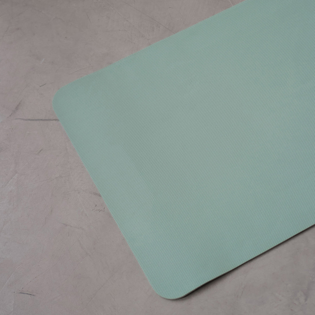 Estera de yoga Lisa de la línea Aprendiz en color verde, superficie lisa y antideslizante, de la marca Sukha Argentina.