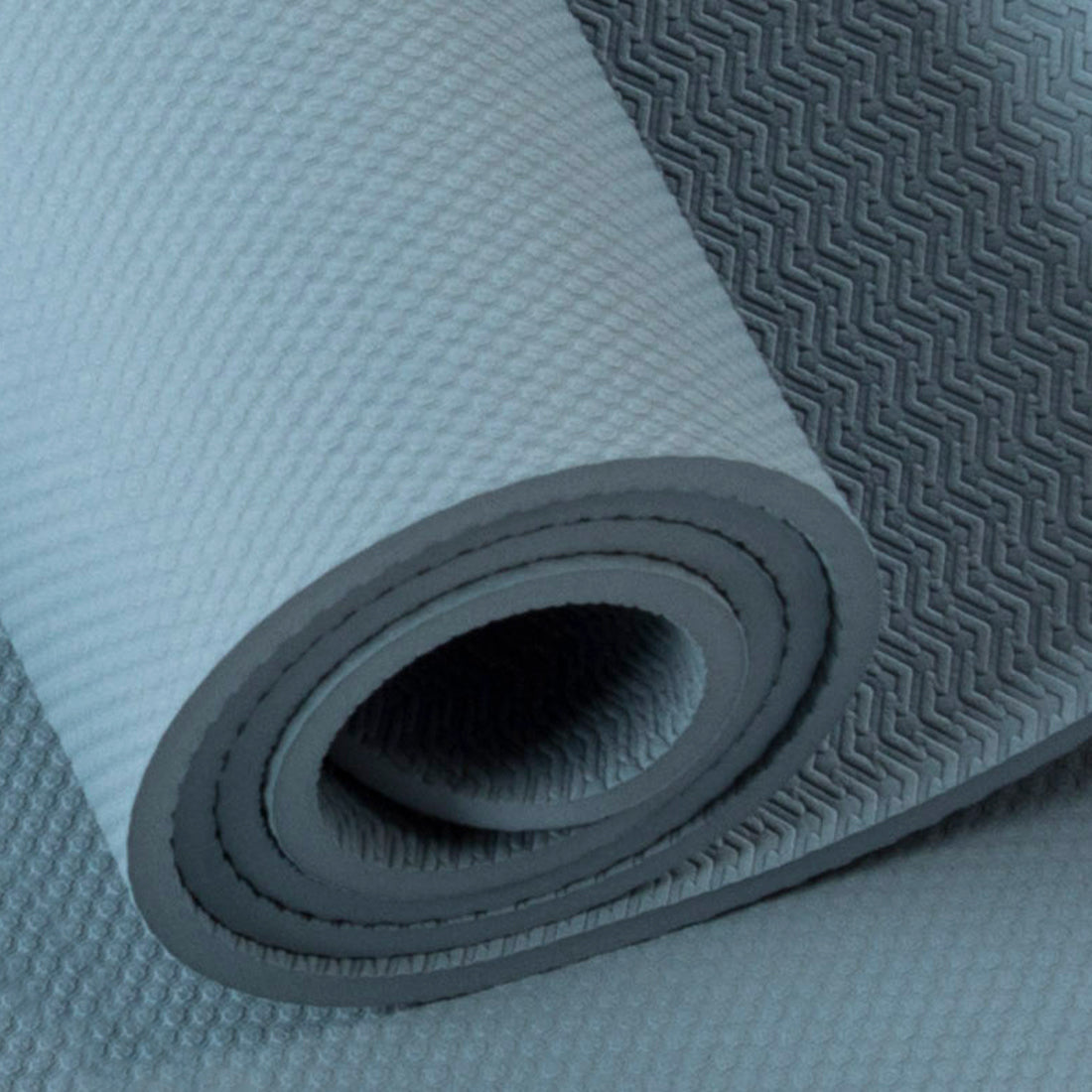 Esterilla de yoga línea Aprendiz Lisa de Sukha Argentina con logo en color azul claro, ideal para práctica personal.