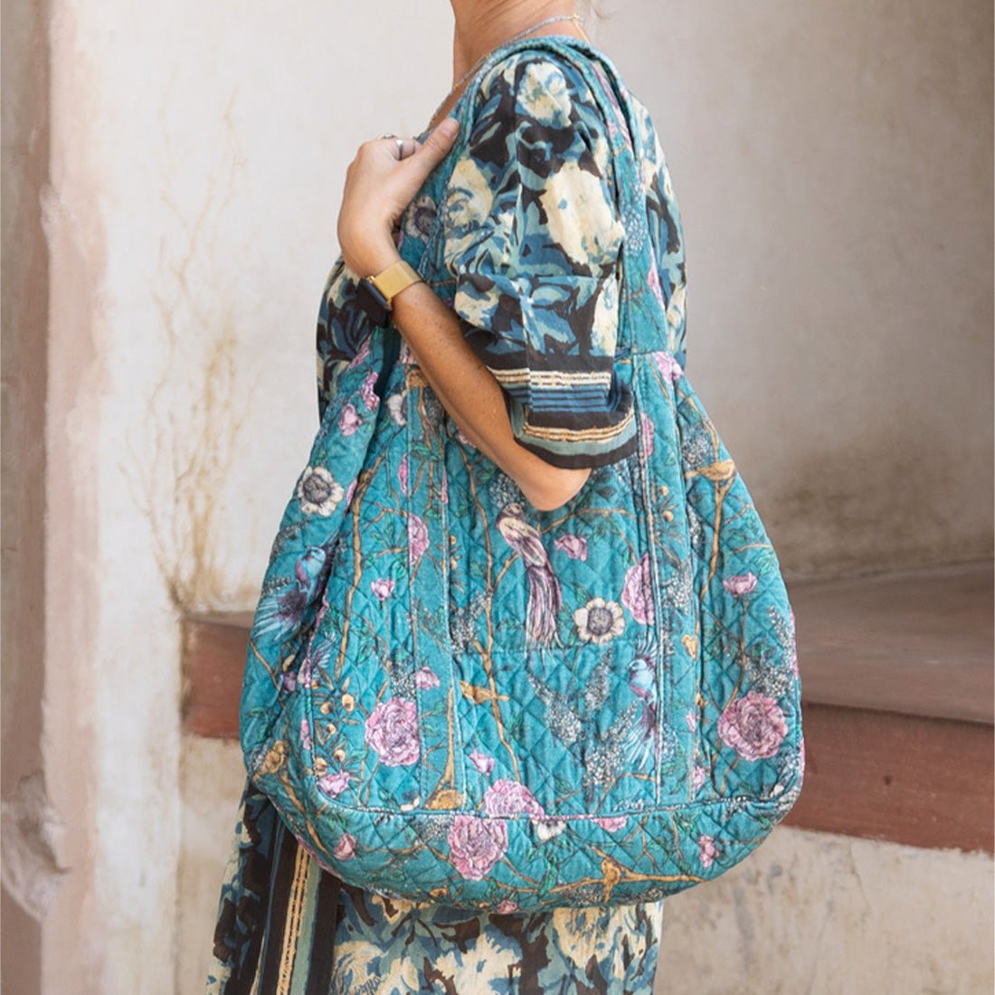 Bolso de terciopelo verde esmeralda Sukha Argentina, con diseño elegante y detalles suaves, ideal para ocasiones especiales.
