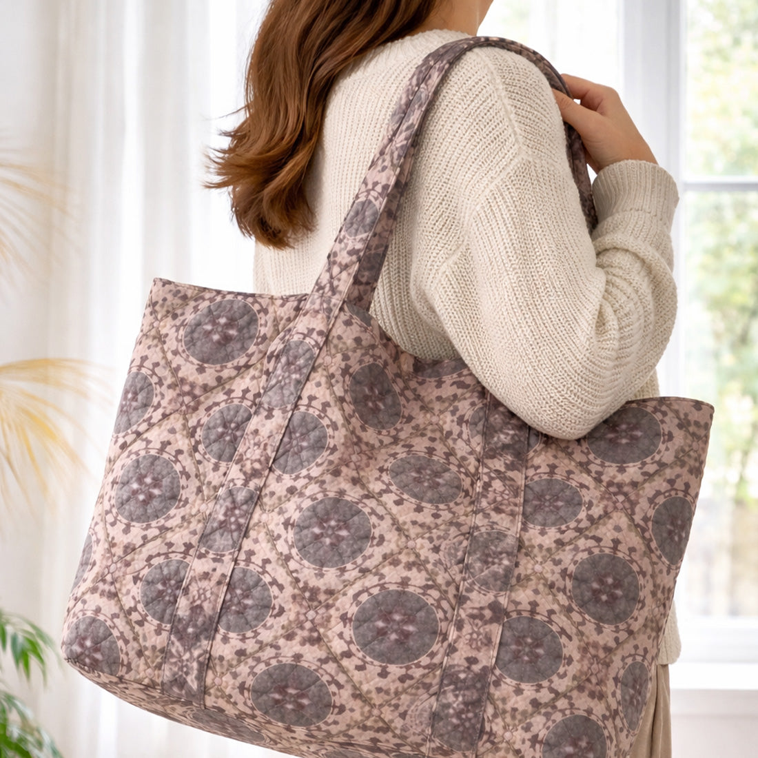 Bolso de terciopelo gris Surya de Sukha Argentina, con asas y detalles elegantes para ocasiones especiales.