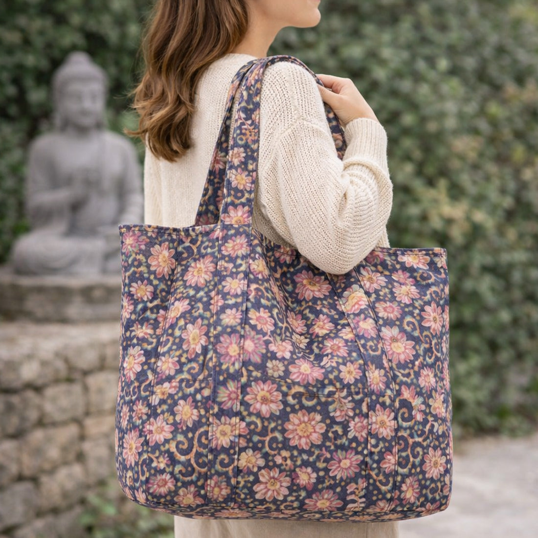 Bolso de terciopelo negro Sukha Argentina, estilo elegante y moderno, con detalles suaves y textura de terciopelo.