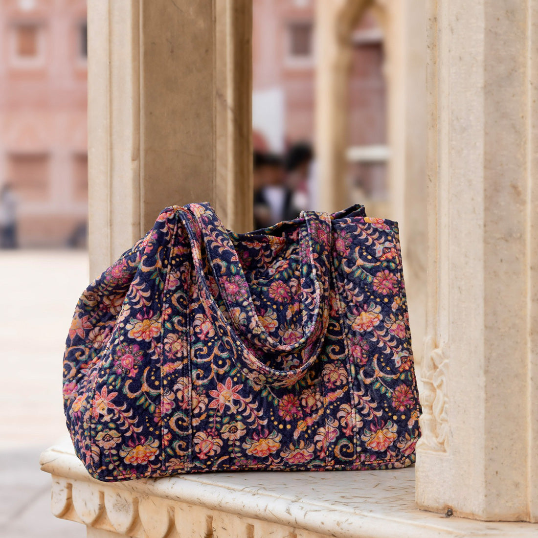 Bolso de terciopelo negro Sukha Argentina, estilo elegante con asa, para mujer, en textura suave y lujosa.