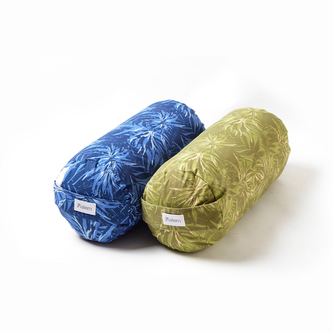 Rincon de yoga con bolster redondo estampado azul y relleno de estopa de Sukha Argentina para prácticas de bienestar.