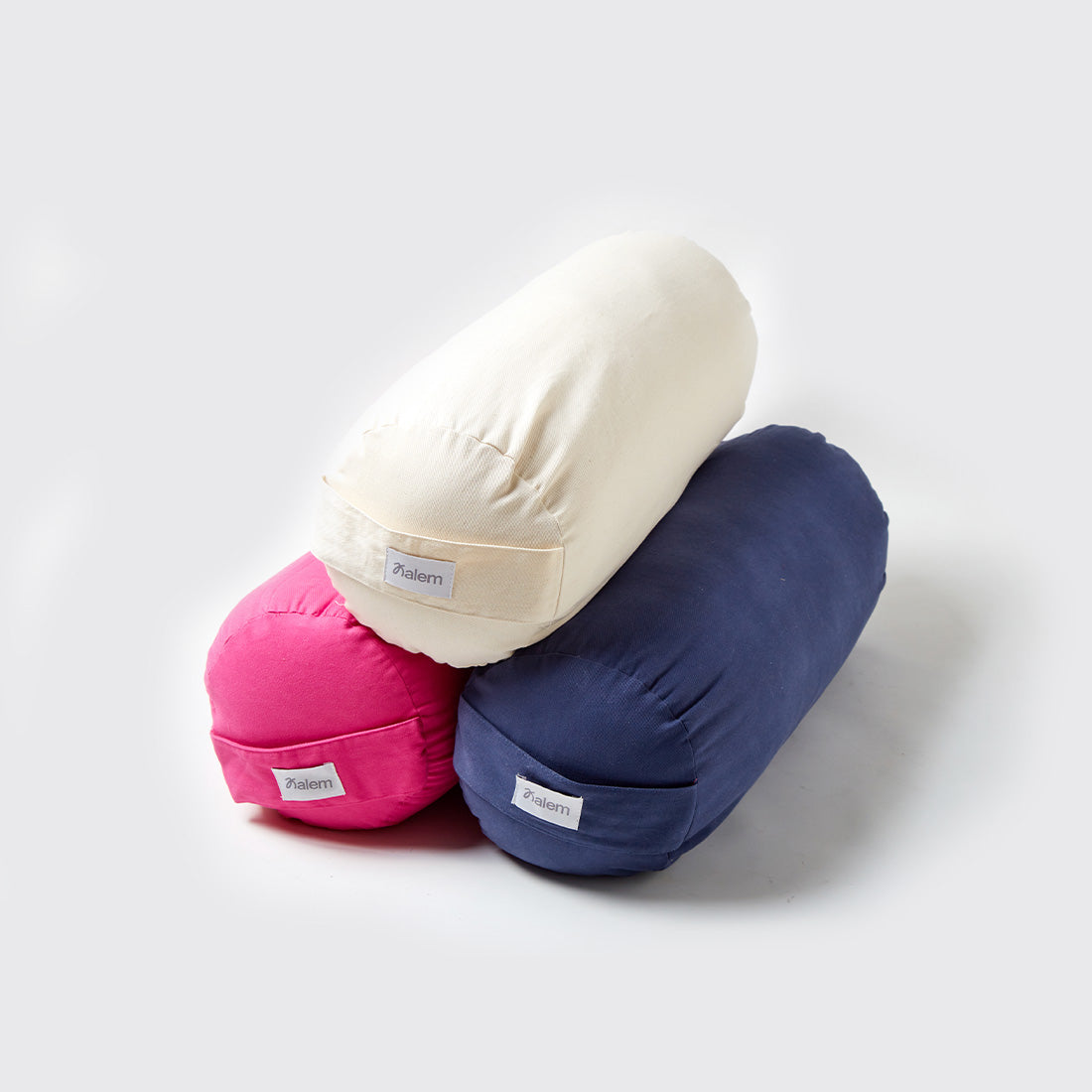 Almohadón redondo Sukha Argentina con relleno de estopa en color rosa, visible en la imagen, para decoración y descanso.