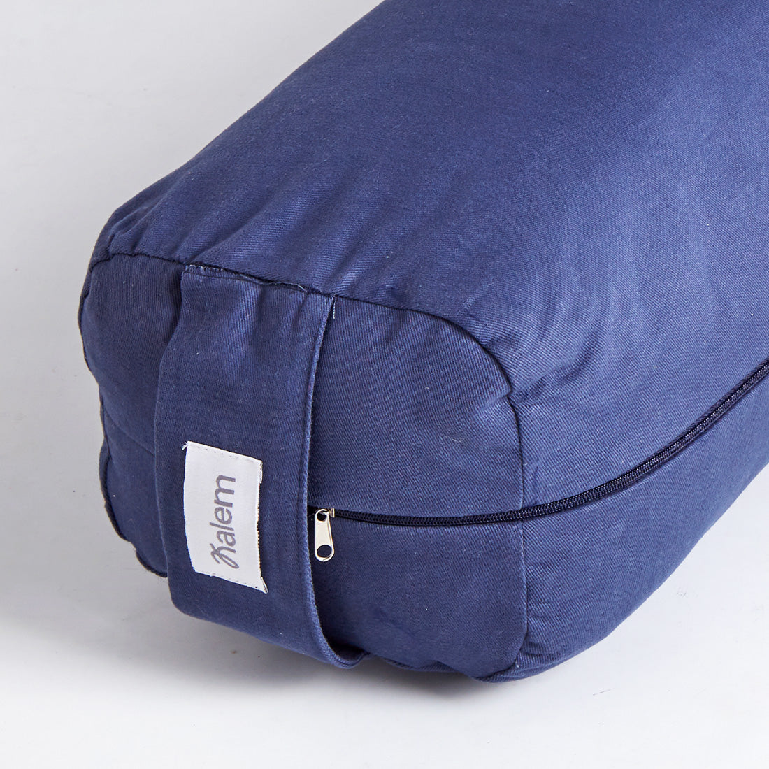 Almohadón rectangular azul Sukha Argentina con relleno de estopa, ideal para decorar y brindar comodidad en el hogar.