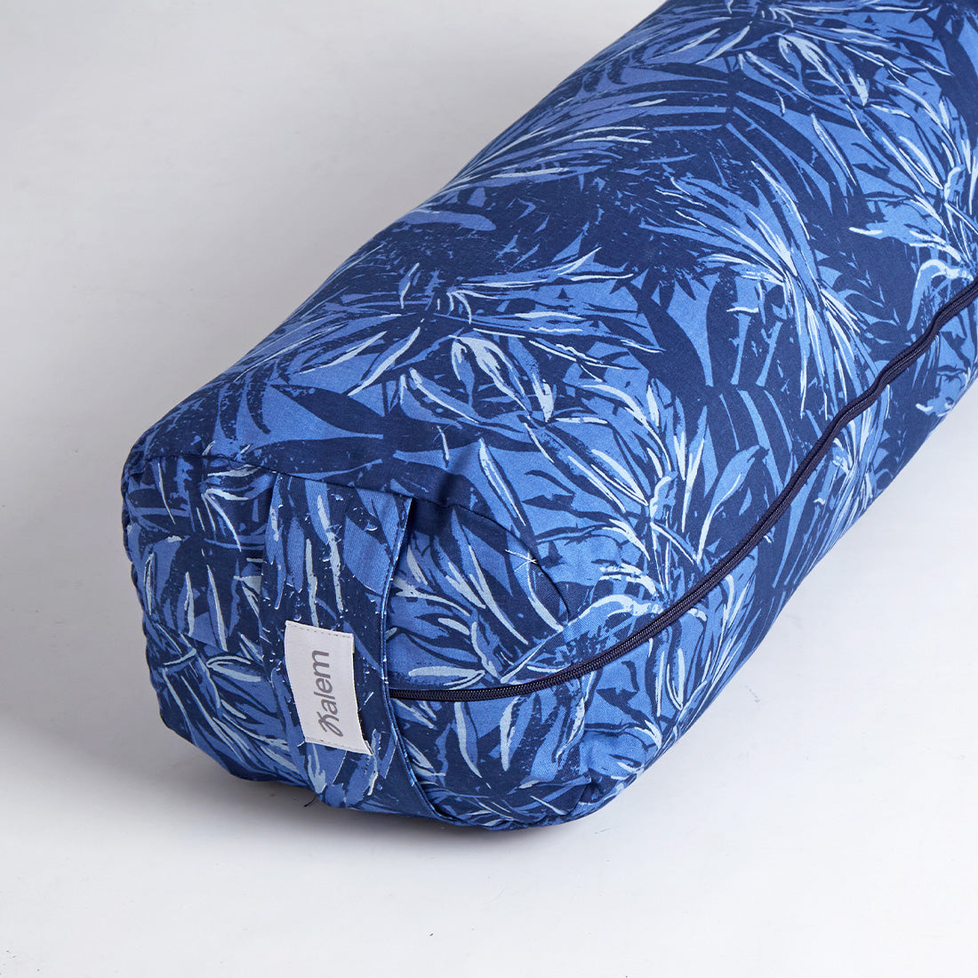 Funda de bolster rectangular estampado en azul con relleno de cáscara de trigo sarraceno, de la marca Sukha Argentina.