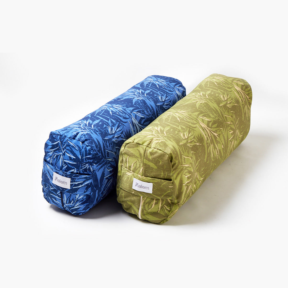 Funda de bolster rectangular estampado en verde con relleno de estopa, ideal para decoración y comodidad en Sukha Argentina.