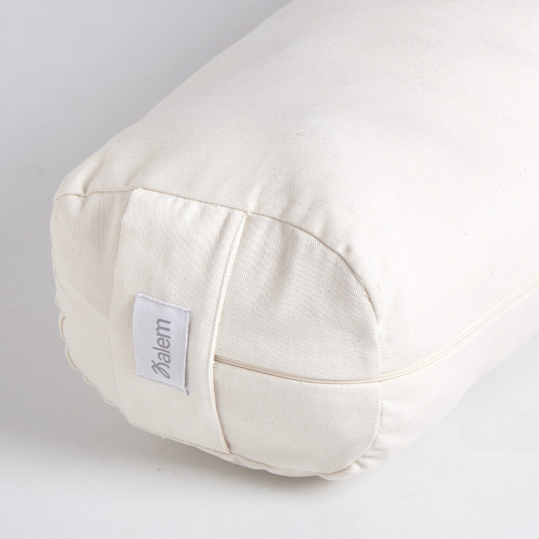 Almohadón rectangular de Sukha Argentina con relleno de cáscara de trigo sarraceno en color natural, ideal para descanso y apoyo.