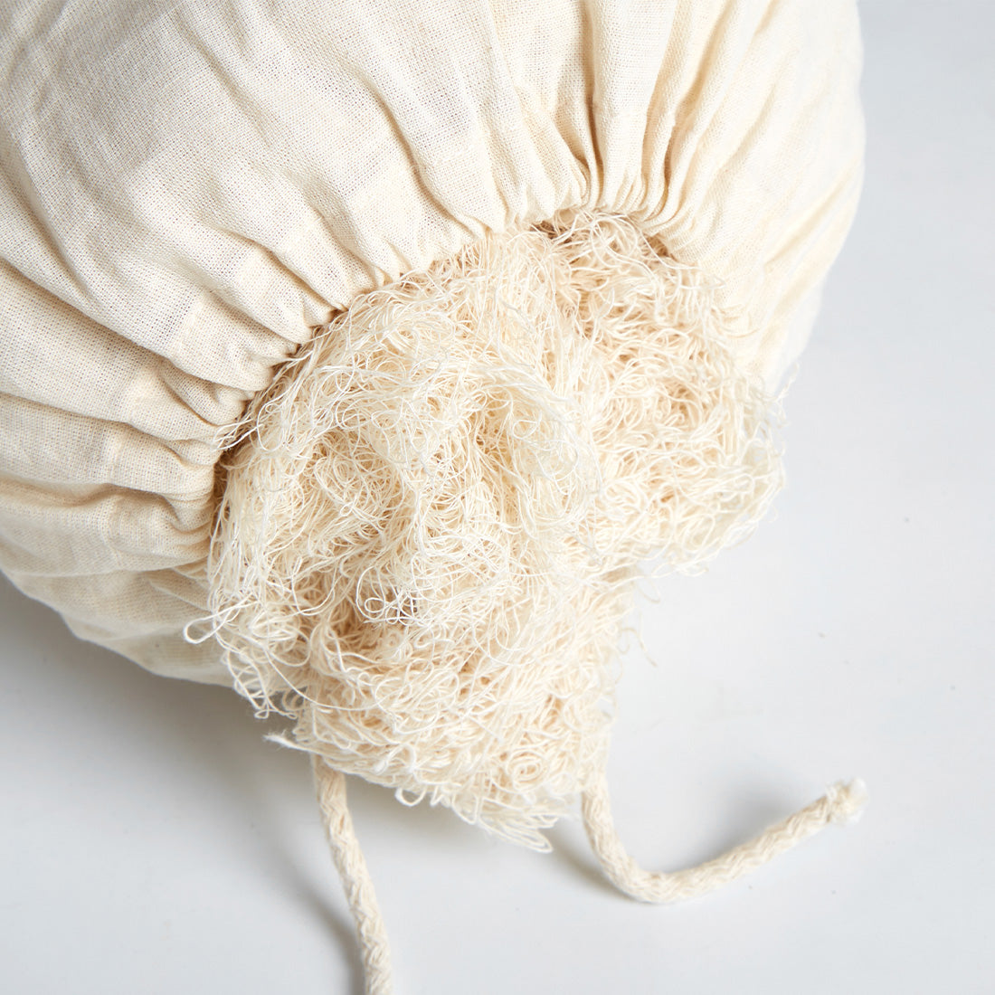 Almohadón bolster redondo rosa de Sukha Argentina con relleno de estopa, ideal para decoración y comodidad en el hogar.