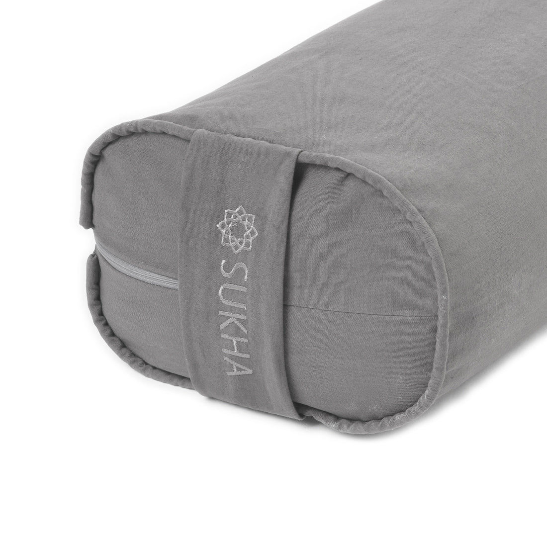 Cojín bolster rectangular bordado con diseño de elefante de la marca Sukha Argentina sobre fondo gris claro.