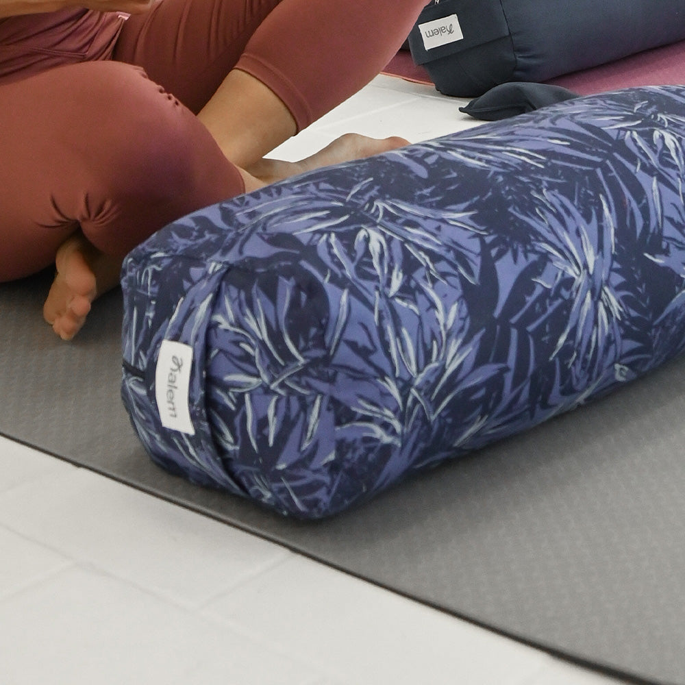 Almohada rectangular estampada de Sukha Argentina con relleno de cáscara de trigo sarraceno, ideal para soporte y comodidad.
