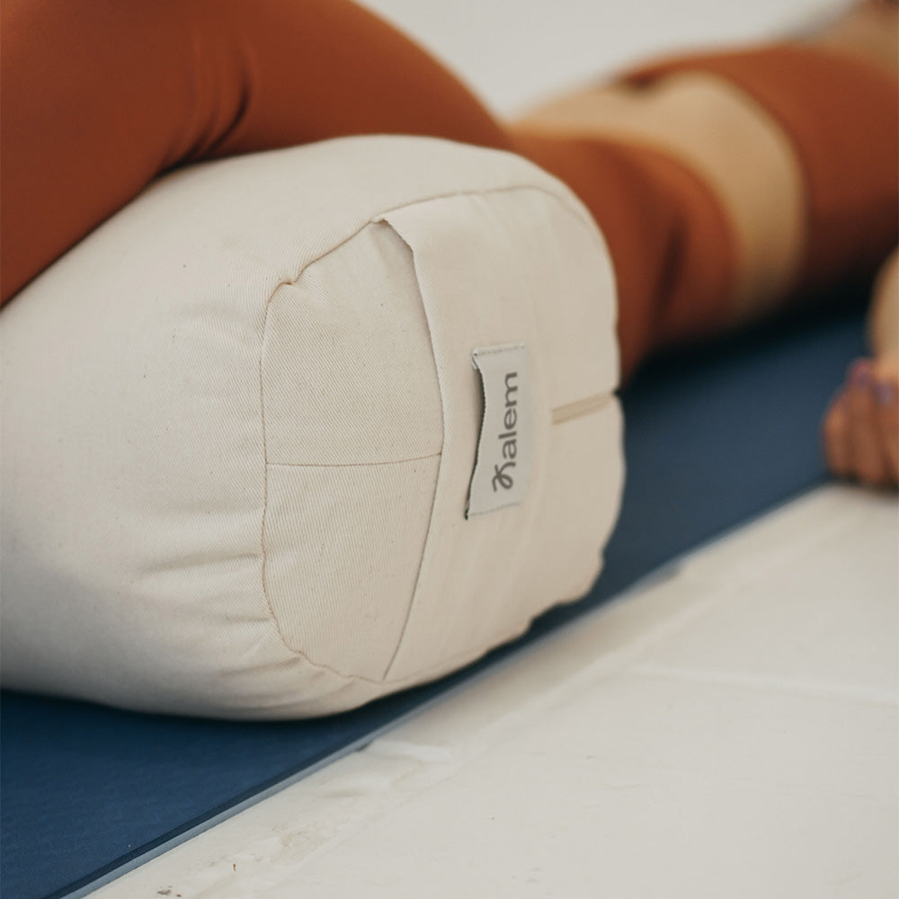Almohadón rectangular de Sukha Argentina con relleno de cáscara de trigo sarraceno, superficie lisa y diseño ergonómico en color neutro.