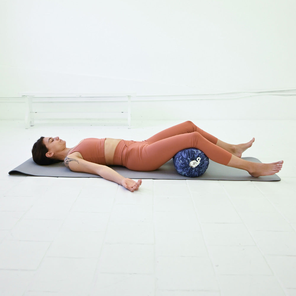 Rinconera de yoga redonda estampada de color rojo con relleno de estopa, ideal para prácticas de yoga y meditación.