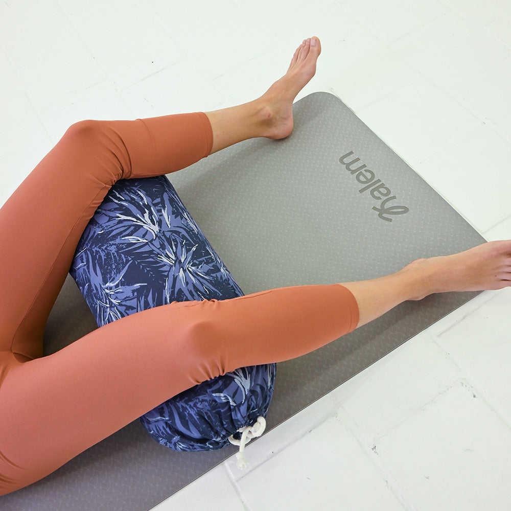 Fondo de yoga redondo estampado de Sukha Argentina con relleno de estopa, ideal para prácticas de bienestar y relajación.