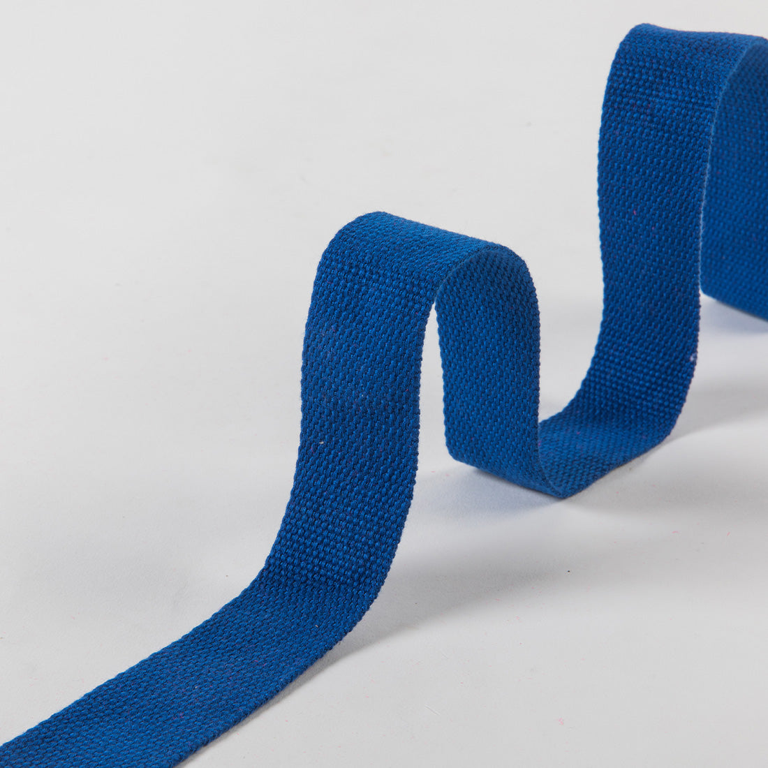 Conjunto de 6 cinturones azules de 2 metros de la marca Sukha Argentina, mostrando detalles y textura en la imagen.