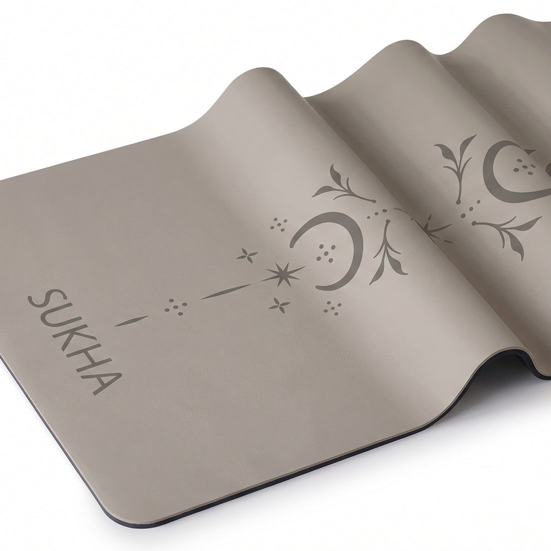 Esterilla de yoga superior DOT de 5mm de Sukha Argentina, con diseño de puntos en color Chai sobre fondo oscuro.