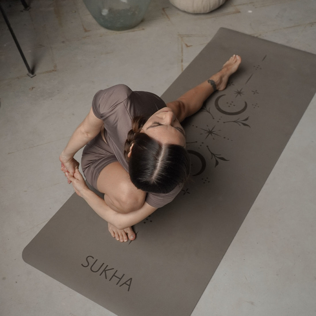 Estera de yoga superior DOT de 5 mm de Sukha Argentina, con diseño de puntos y superficie antideslizante.