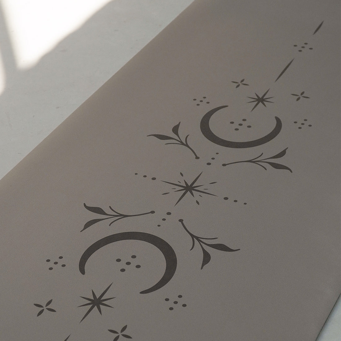 Esterilla de yoga superior DOT de 5mm de Sukha Argentina, con diseño de puntos en color chais y superficie antideslizante.