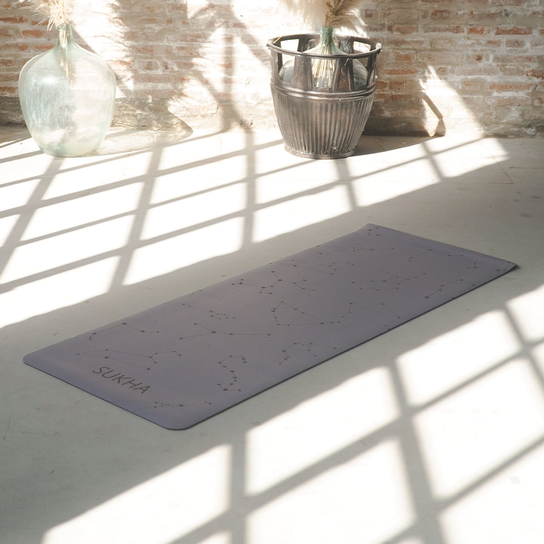 Esterilla de yoga Sukha Argentina Dot Superior Cosmos Lila de 5mm, con diseño en puntos y superficie antideslizante.