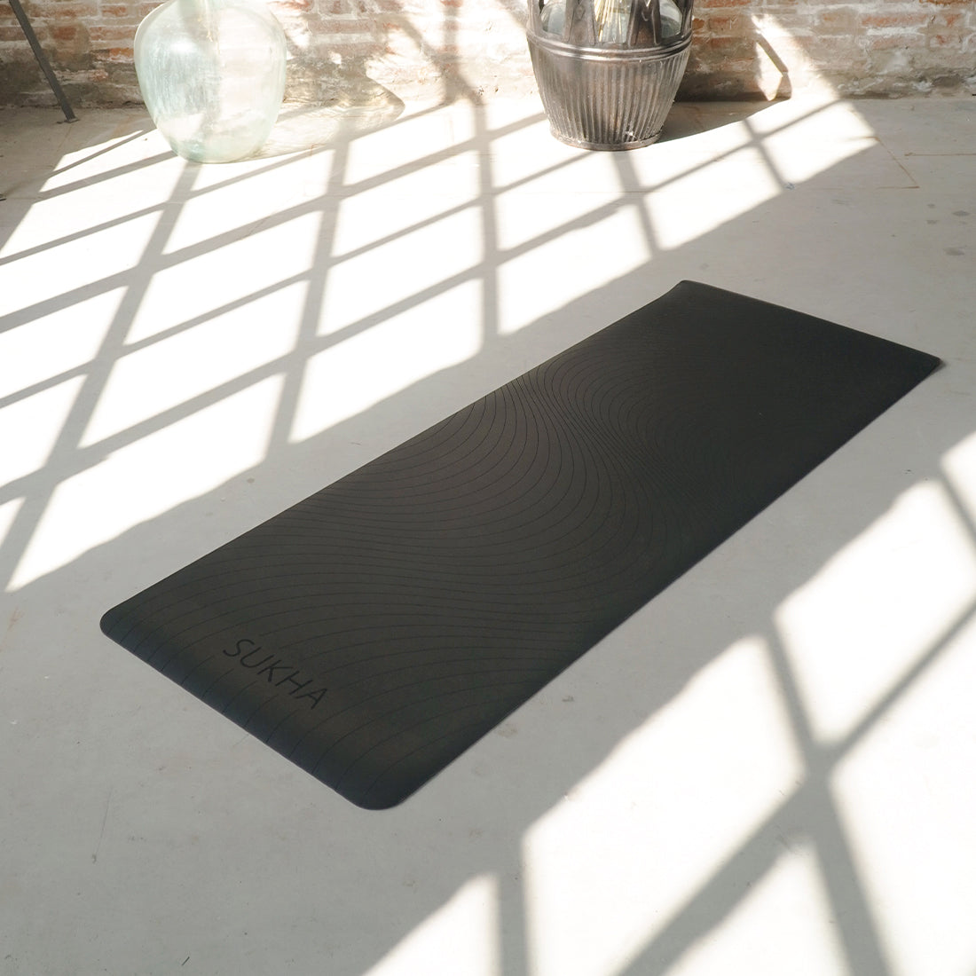 Esterilla de yoga superior DOT de 5mm de Sukha Argentina en color negro, con diseño de puntos para mayor agarre y comodidad