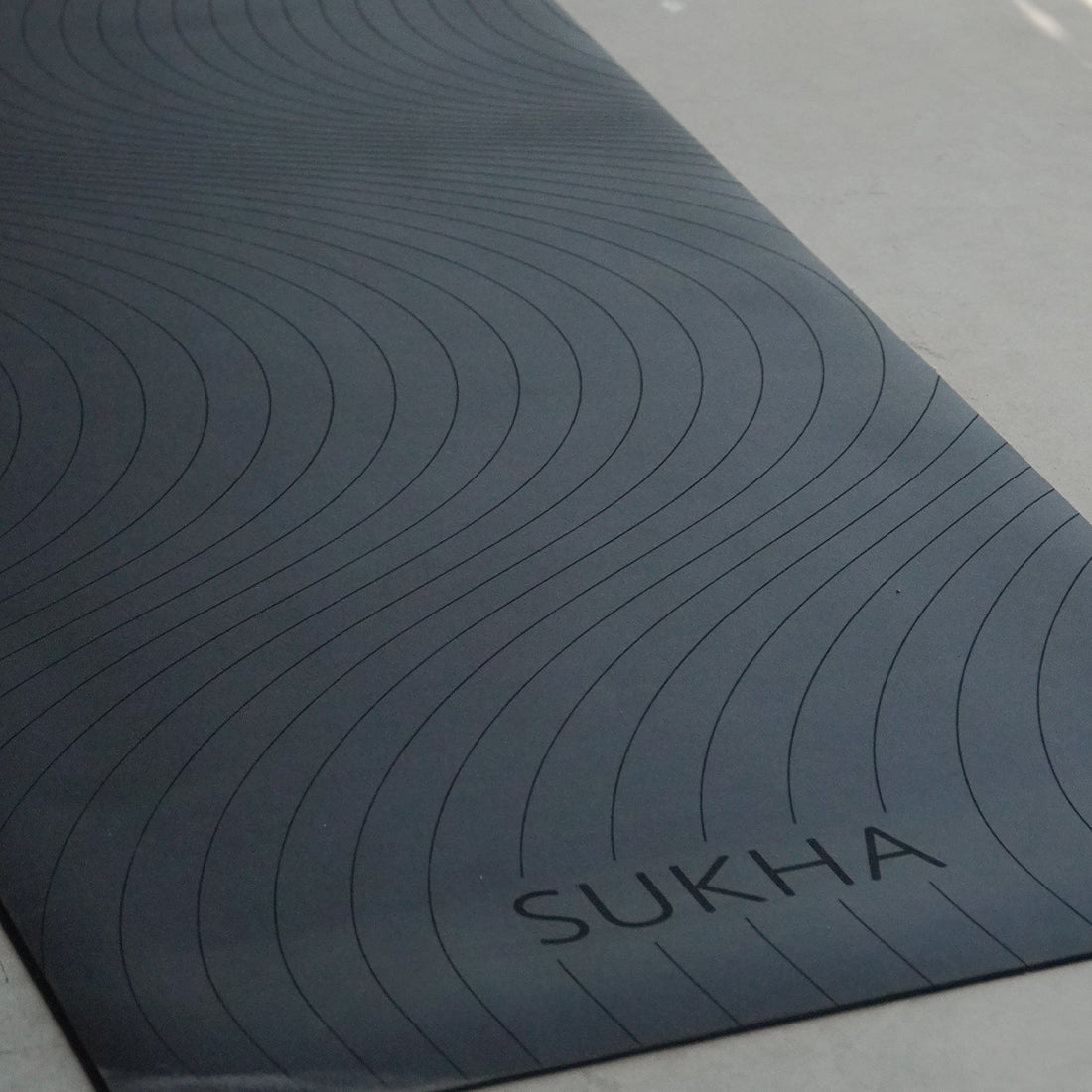 Esterilla de yoga superior DOT 5mm de Sukha Argentina en color negro, con diseño de puntos para mayor agarre y comodidad.