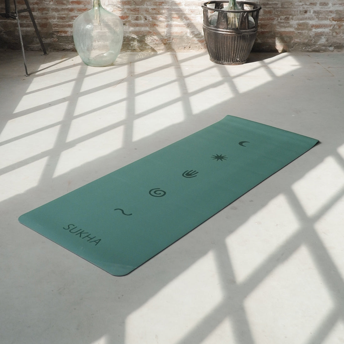 Esterilla de yoga superior Sukha Argentina con puntos blancos, 5 mm de grosor, en color verde para prácticas de yoga.
