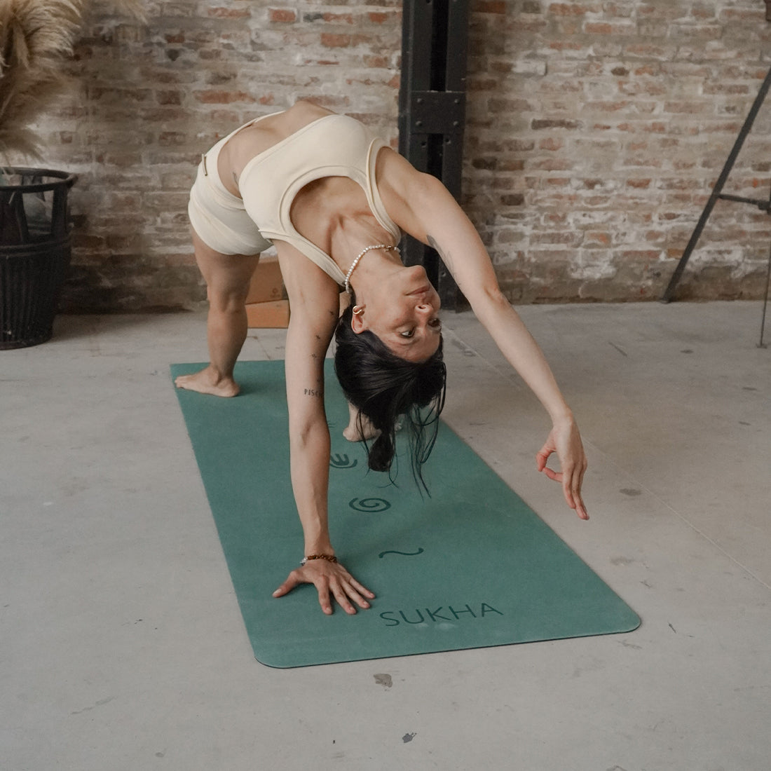 Estera de yoga superior DOT de 5mm de Sukha Argentina en color verde con puntos antideslizantes y superficie antideslizante.