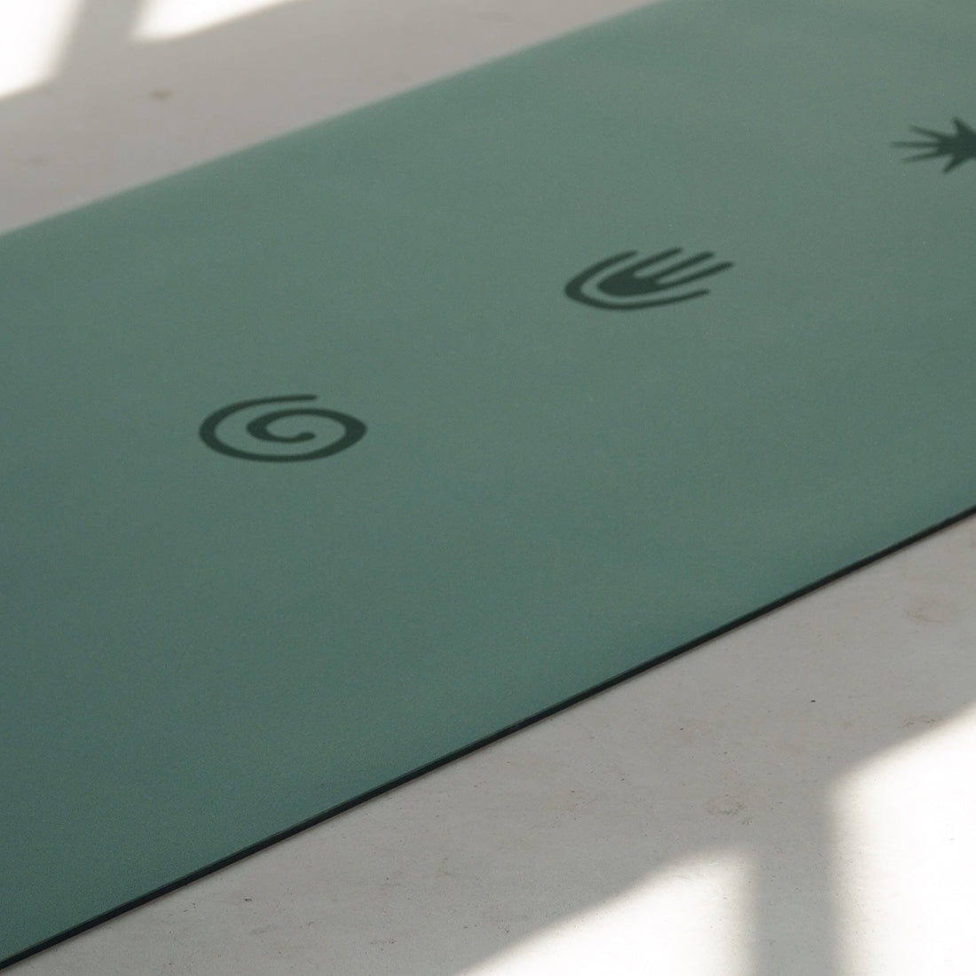 Esterilla de yoga superior DOT de 5mm de Sukha Argentina en color verde con puntos blancos, vista desde arriba.