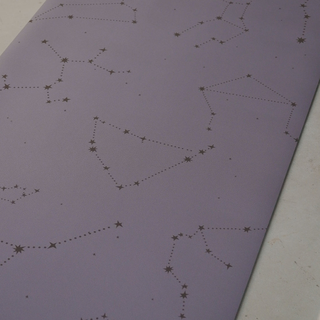 Estera de yoga Superior DOT de 5mm de Sukha Argentina en color lila con diseño de puntos en fondo cosmos.