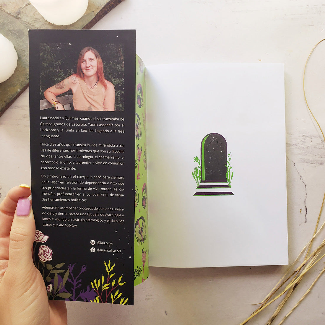 Libro Las puertas del ser de Sukha Argentina, con portada que muestra un diseño espiritual y detalles de la obra en un fondo claro.