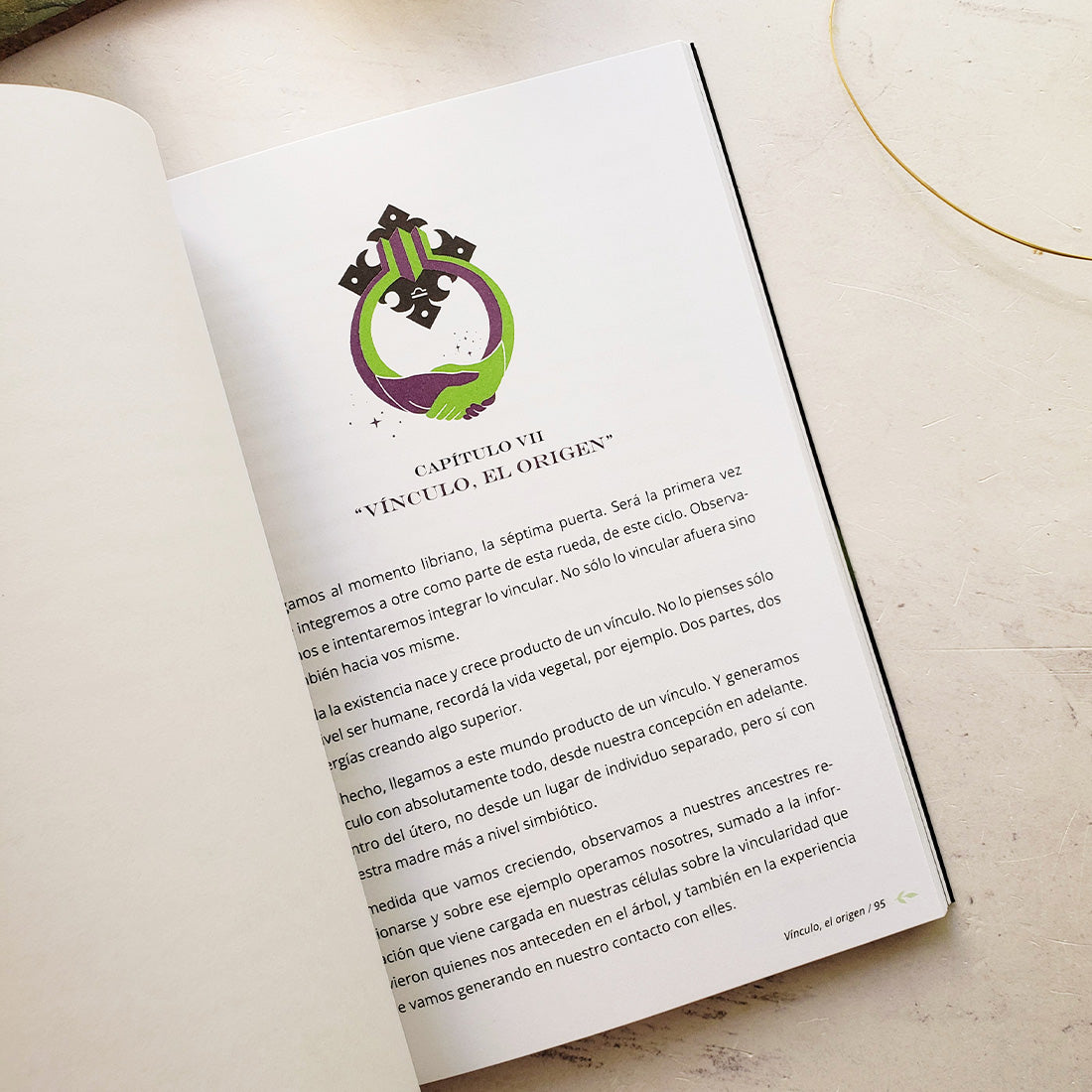 Libro Las puertas del ser de Sukha Argentina, tapa y páginas visibles, en posición abierta sobre fondo neutro.