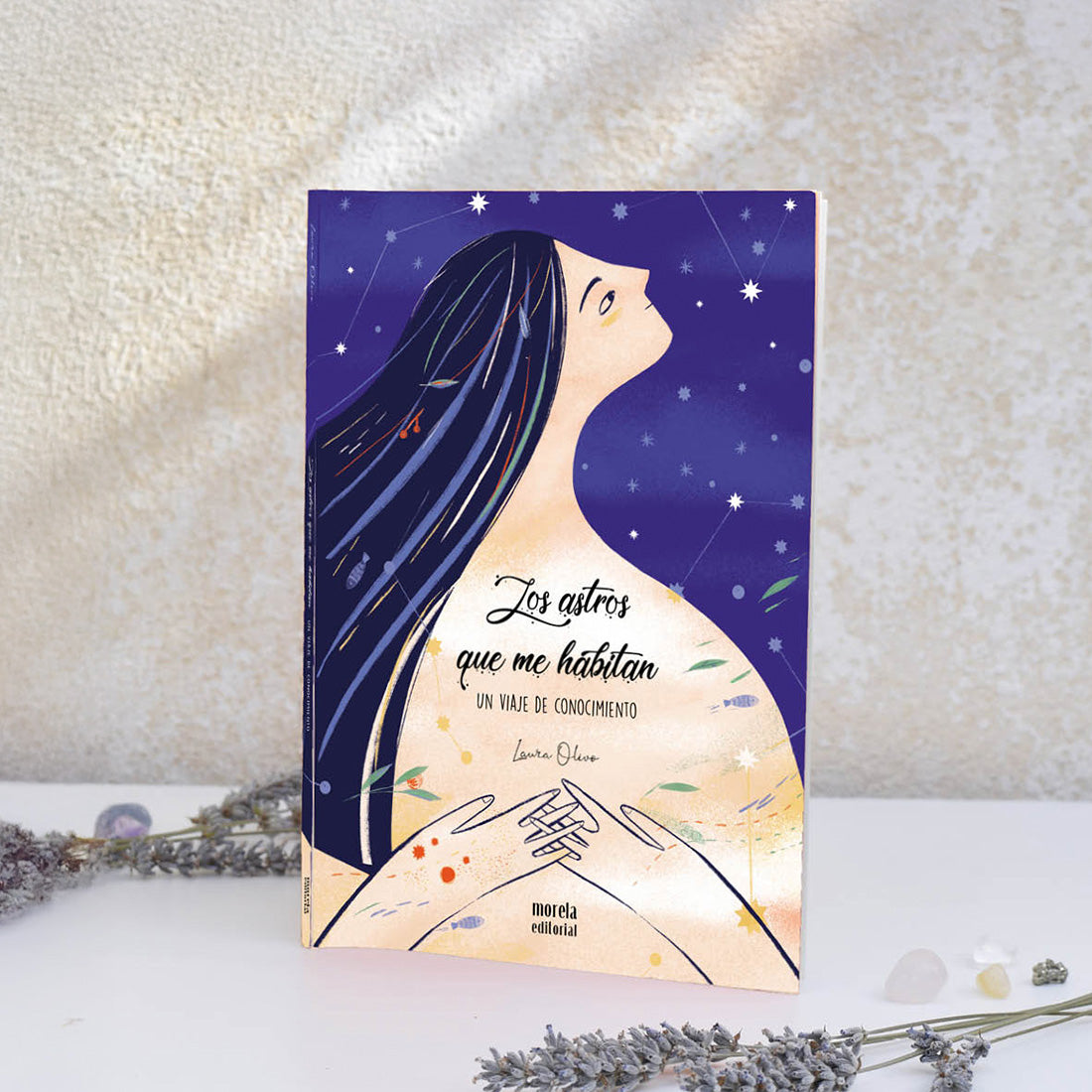 Libro Sukha Argentina "Los astros que me habitan" con portada que muestra ilustraciones astrales y título en letras destacadas.