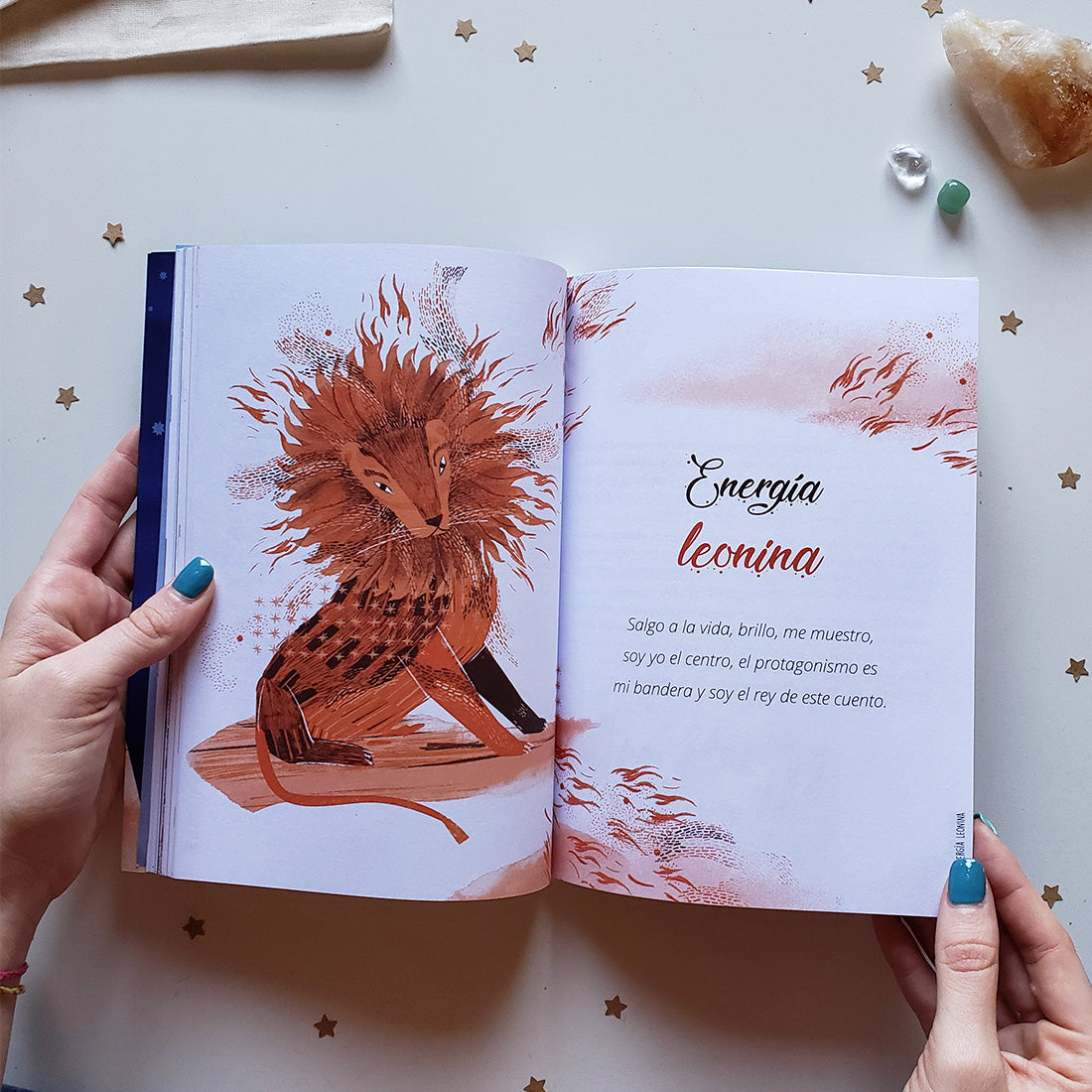 Libro Sukha Argentina Los astros que me habitan, con ilustraciones y texto, abierto mostrando páginas internas de contenido astral