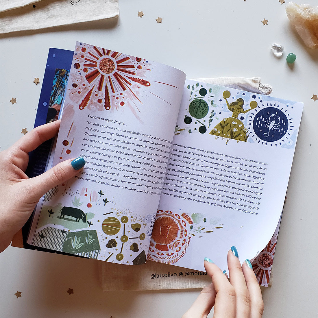 Libro de Sukha Argentina "Los astros que me habitan", con portada que muestra estrellas y diseño artístico en colores suaves.