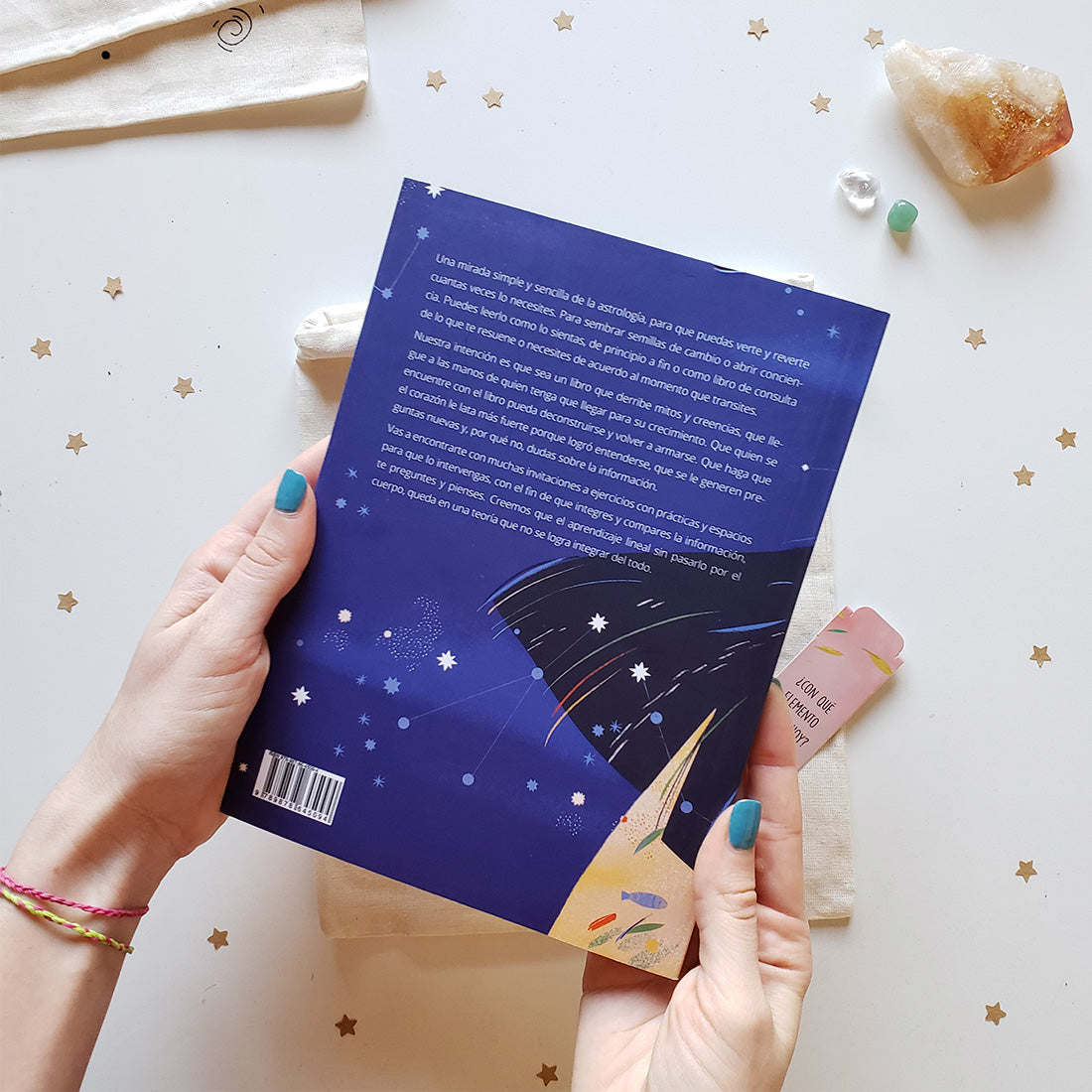 Libro "Los astros que me habitan" de Sukha Argentina con portada que muestra ilustraciones de astrología y constelaciones.
