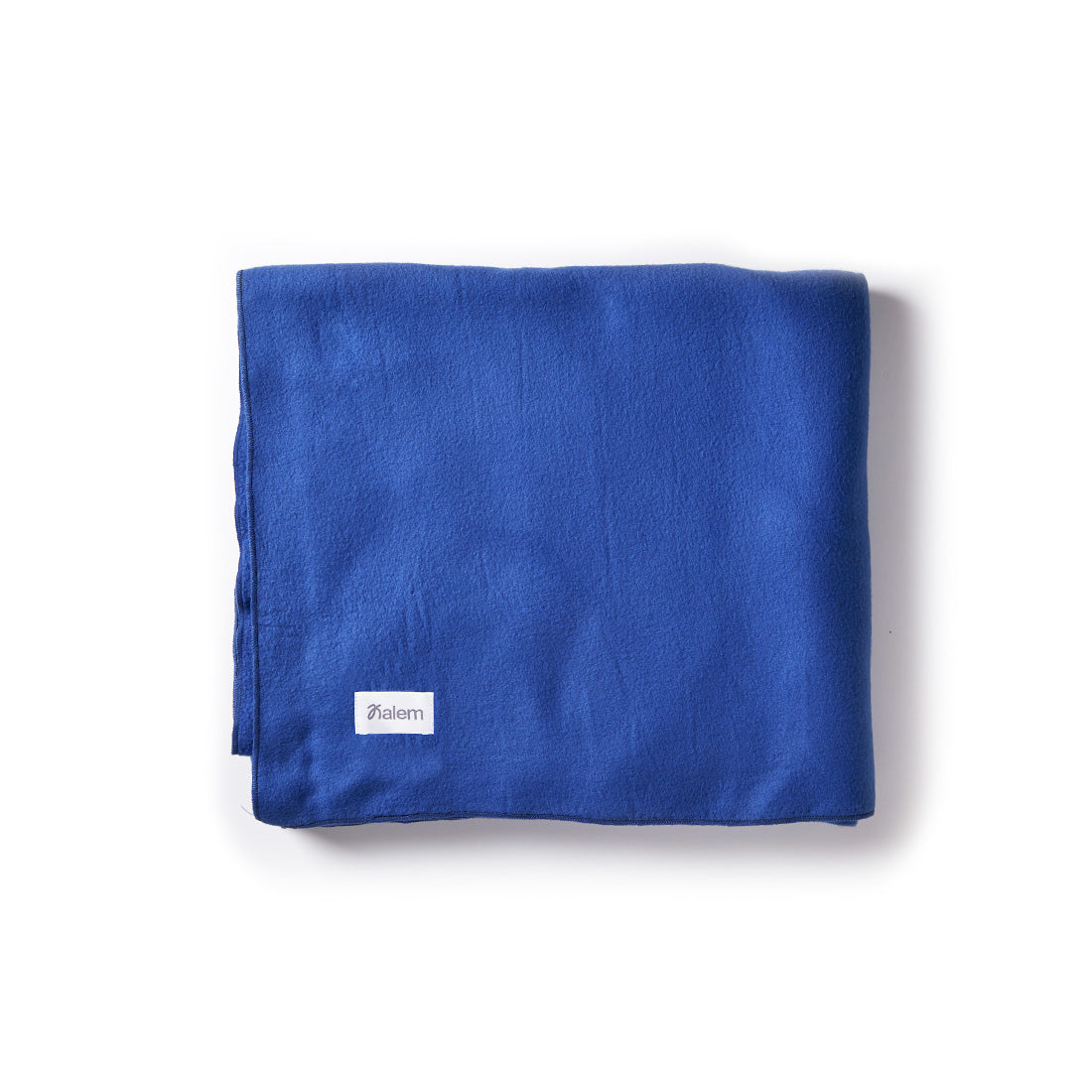Manta polar azul de Sukha Argentina, muestra textura suave y cálida, ideal para mantenerte abrigado en invierno.