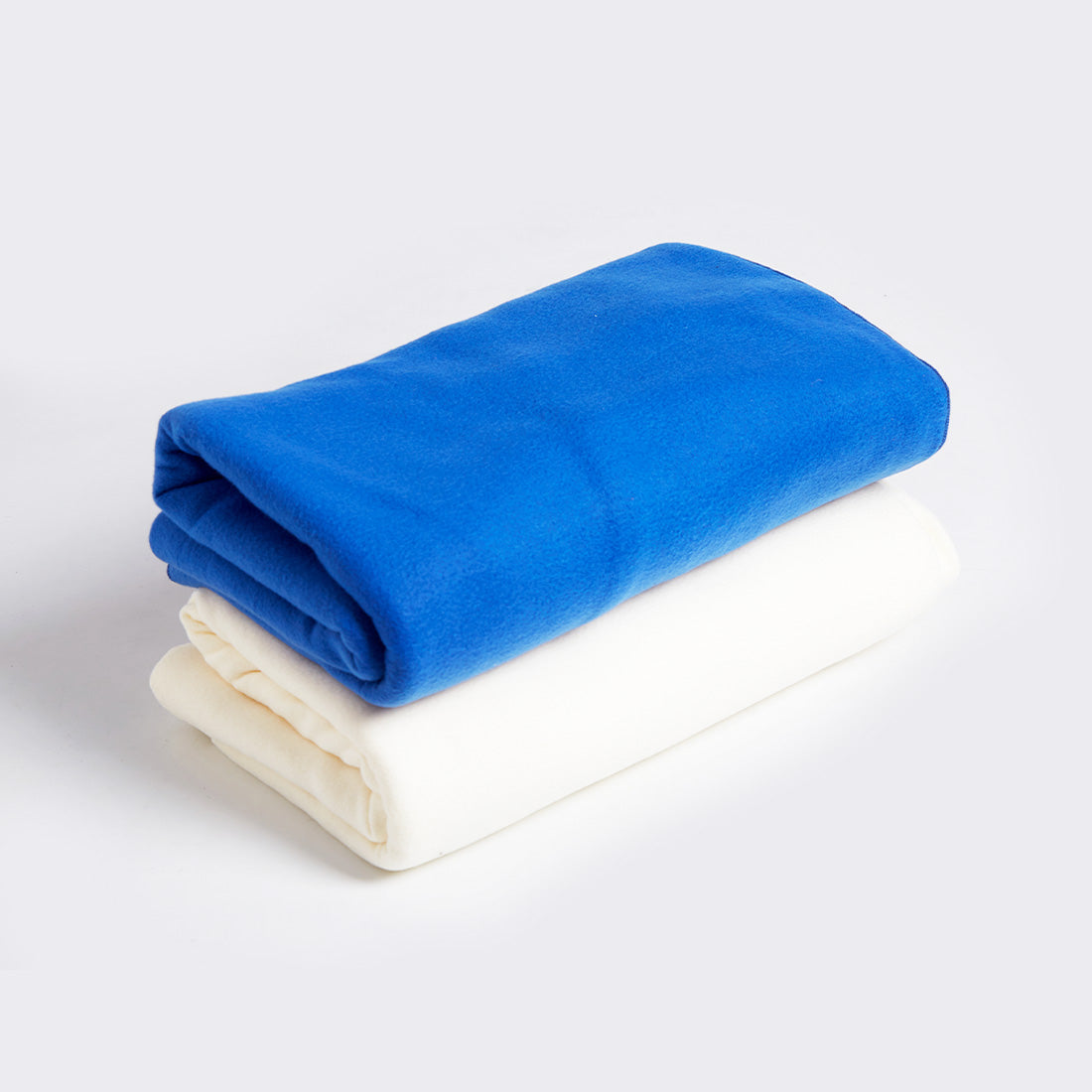 Manta de yoga azul de felpa polar Sukha Argentina, ideal para prácticas cómodas y antipeeling en yoga y meditación.