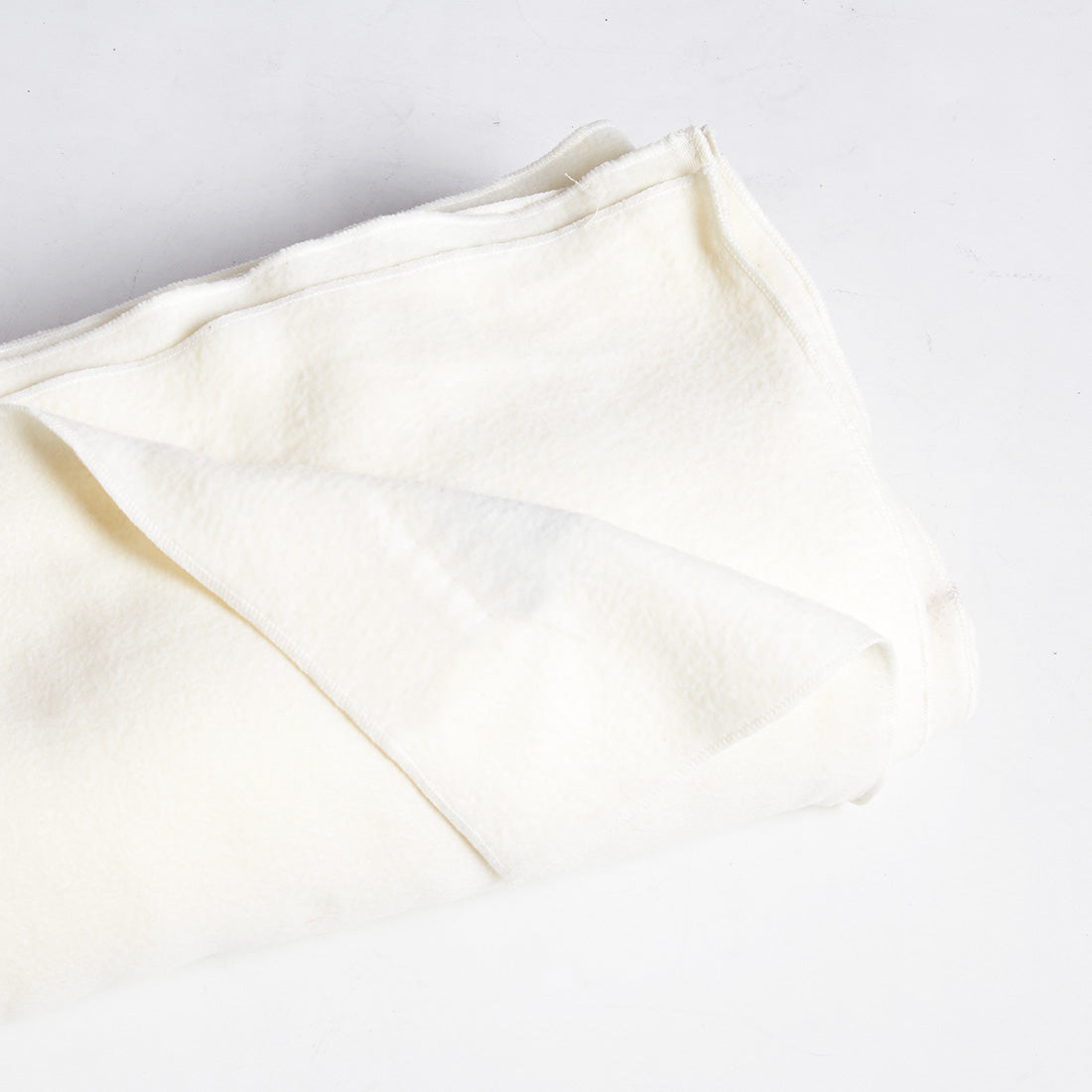 Manta polar natural de Sukha Argentina en color beige, suave y cálida, ideal para el hogar o la cama.