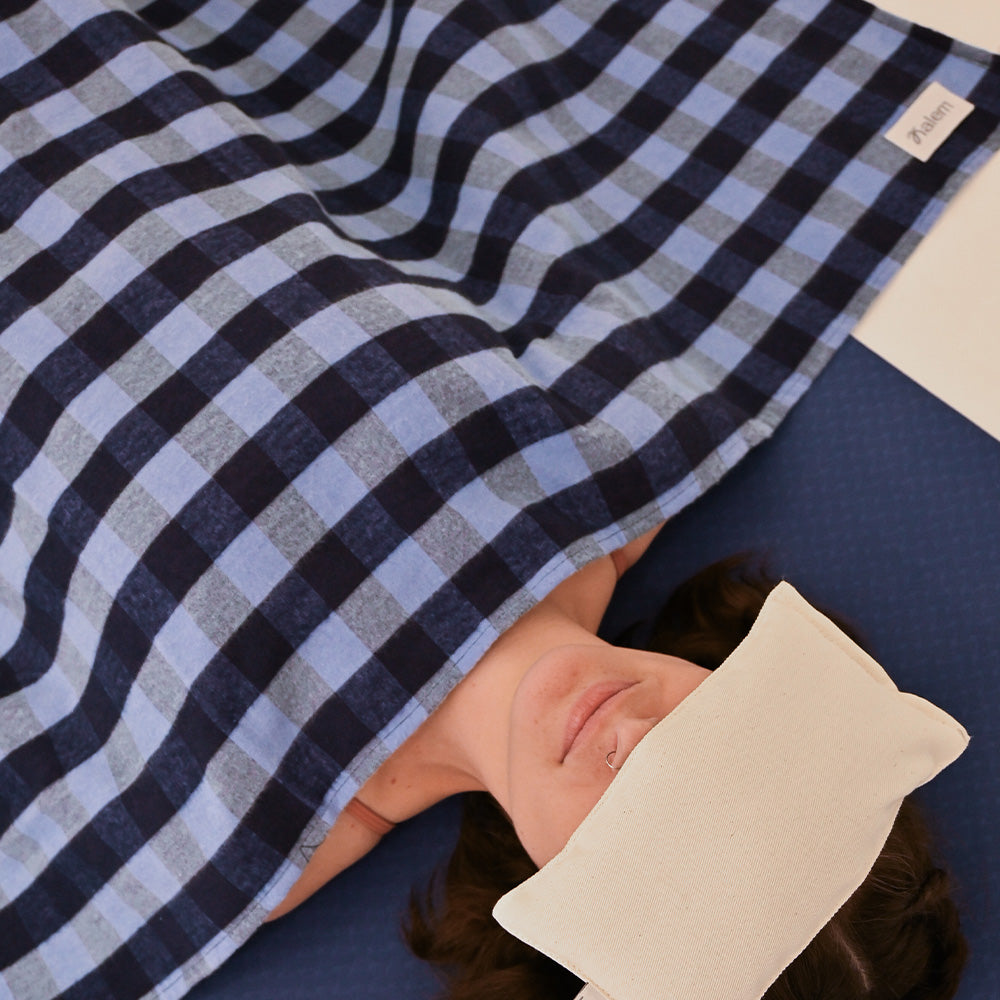 Manta de yoga cuadrille Sukha Argentina, color gris, superficie suave y acolchada, ideal para prácticas de yoga y meditación.