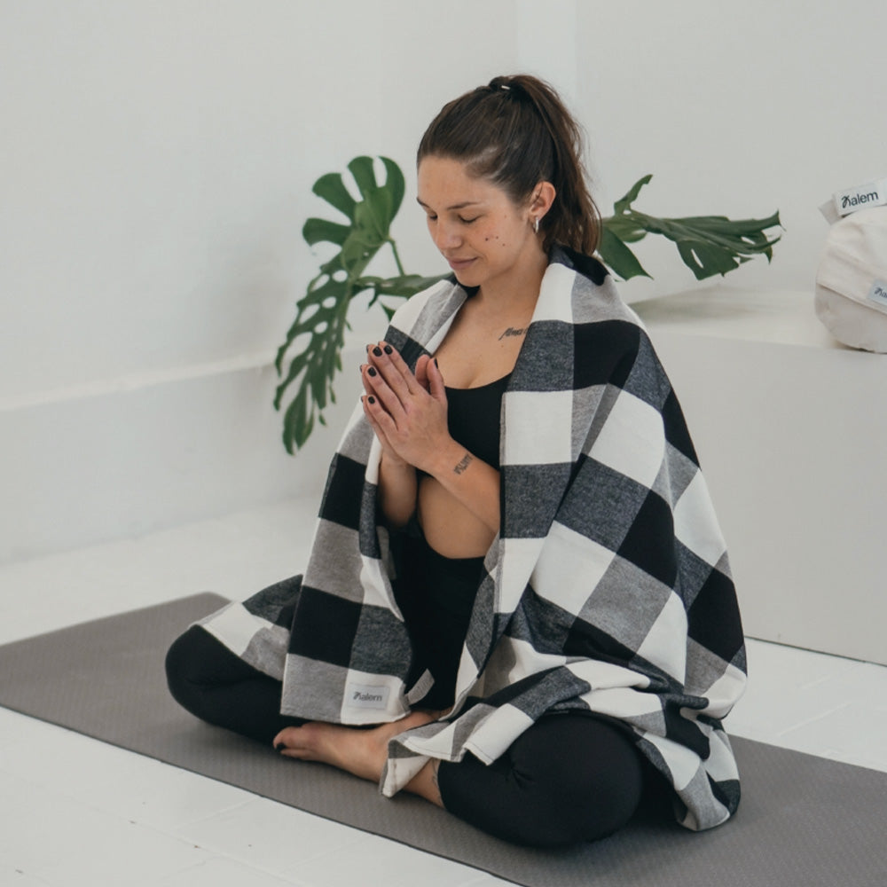 Manta de yoga cuadrille Sukha Argentina, color gris, con textura suave y patrón cuadrillé, perfecta para prácticas de yoga y meditación.