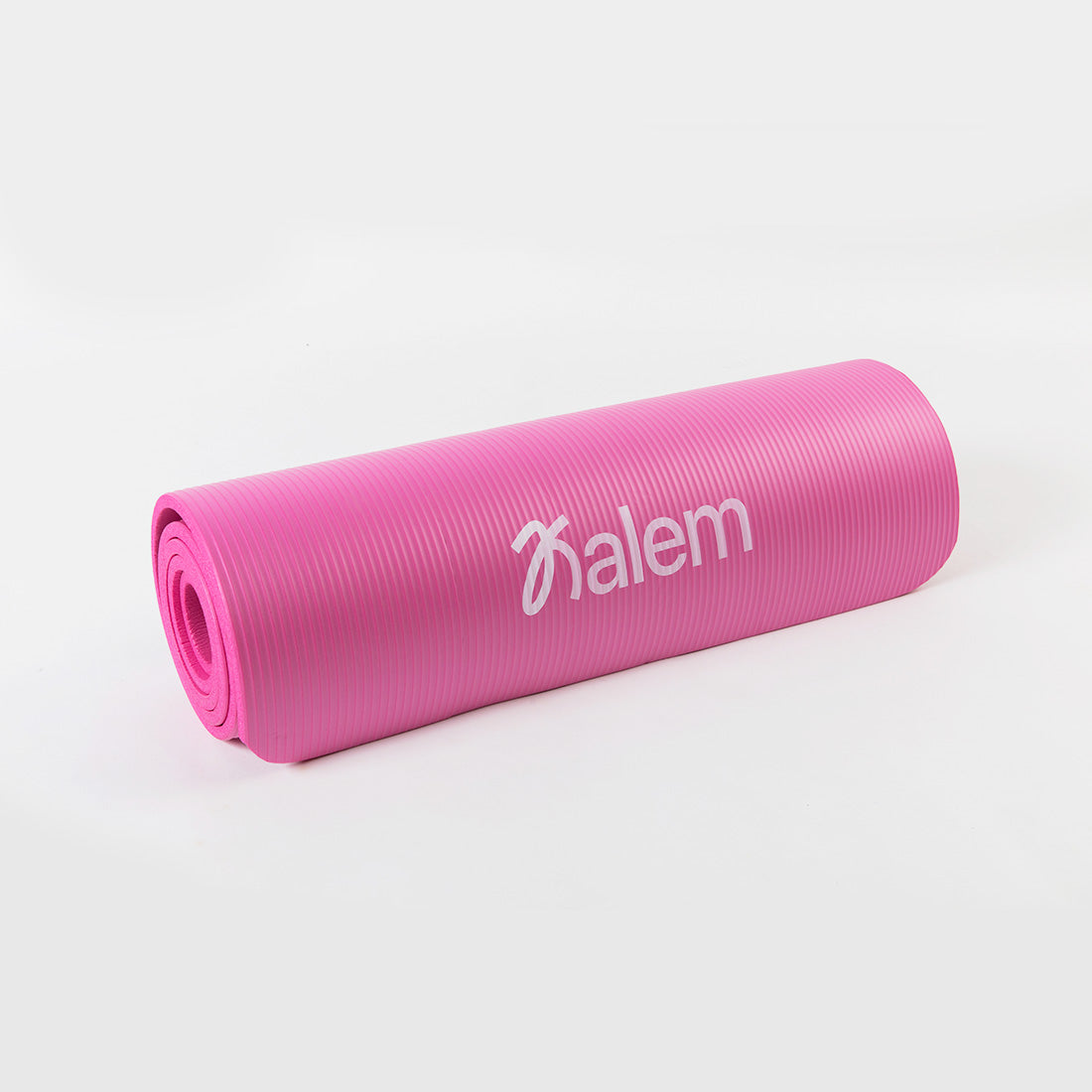 Estera de yoga Sukha Argentina de 10 mm en color rosa, ideal para prácticas de fitness y yoga en interiores.