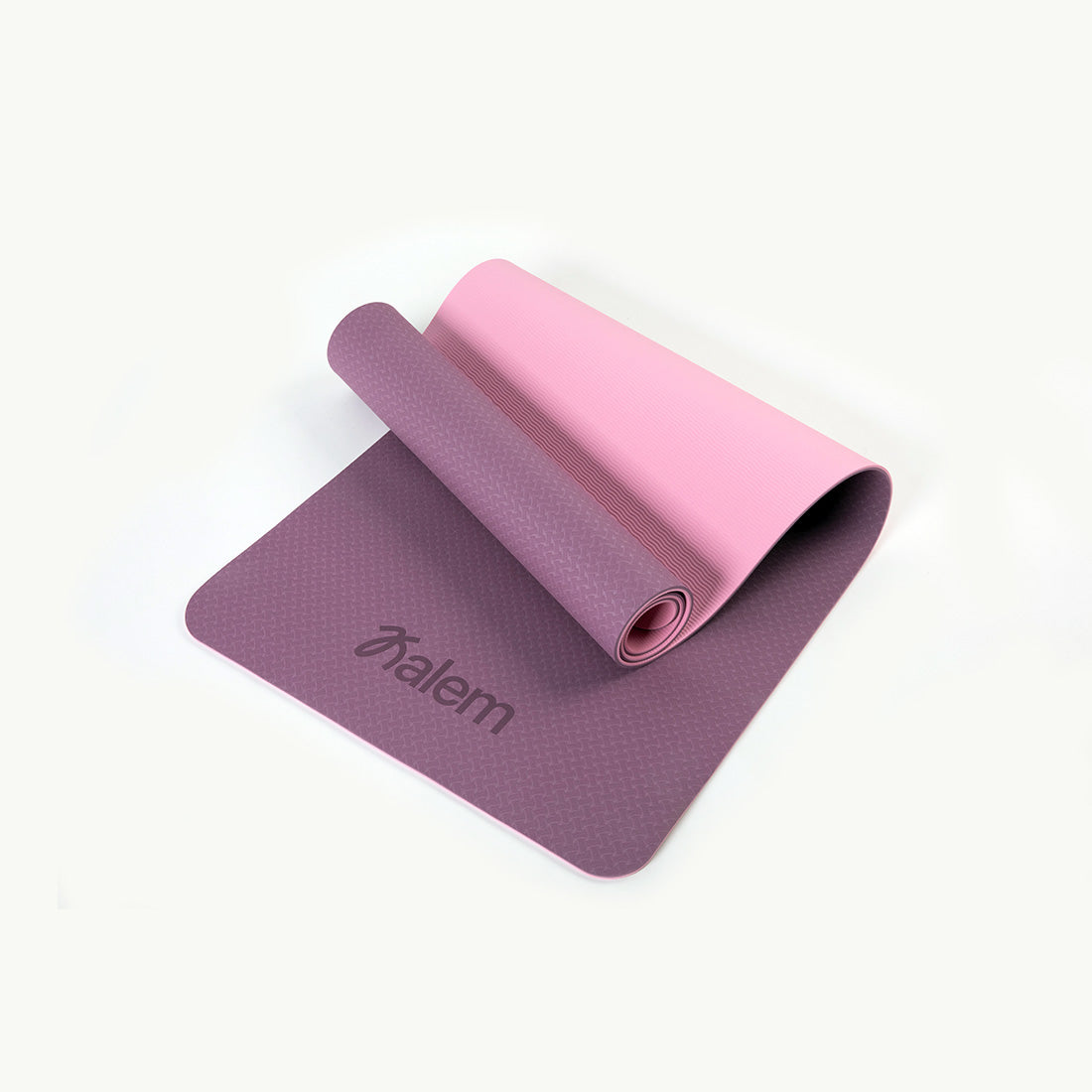 Esterilla de yoga ecológica Sukha Argentina TPE en color violeta, muestra la textura antideslizante y tamaño compacto.