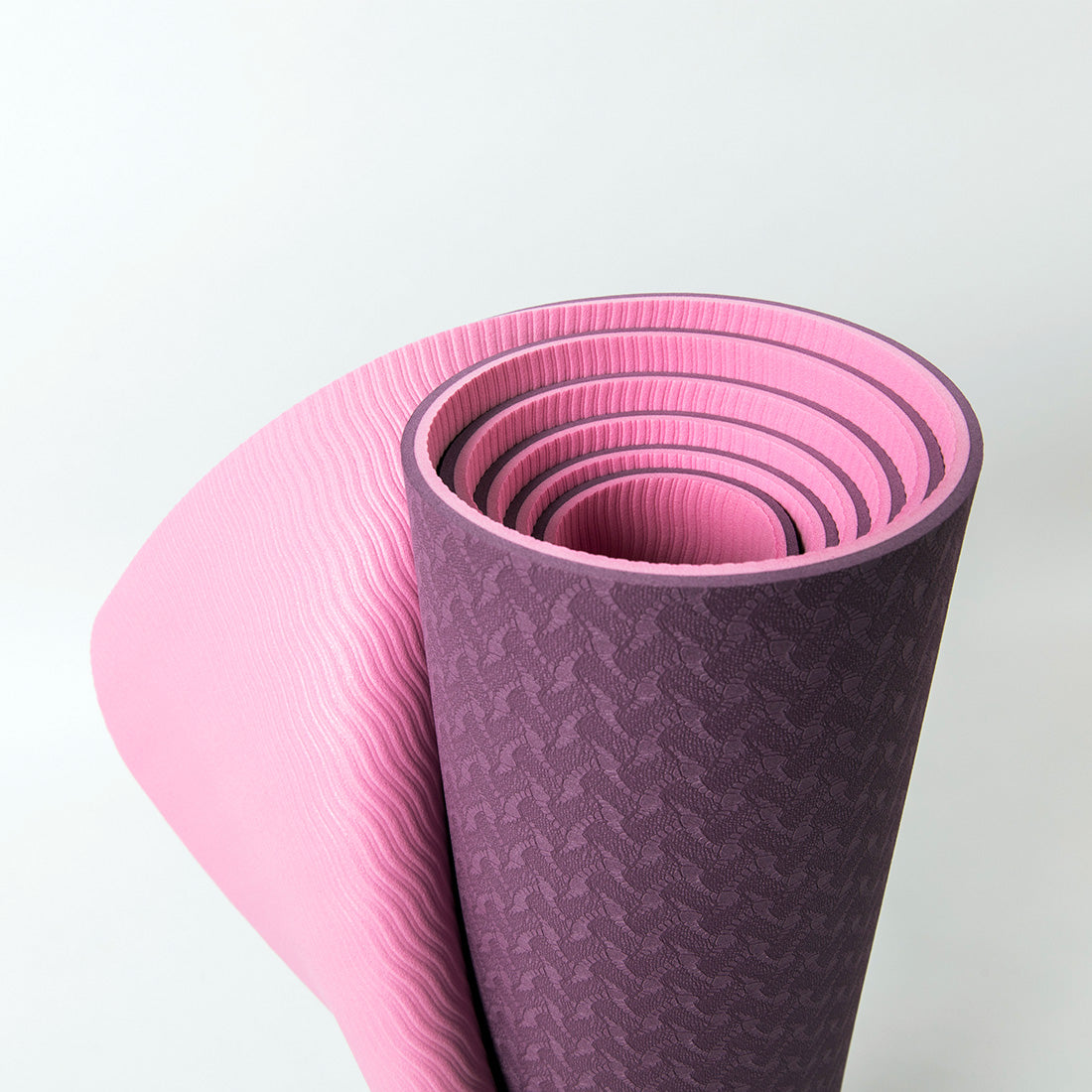 Alfombrilla de yoga ecológica TPE Sukha Argentina en color violeta, doble, para prácticas de yoga y bienestar.