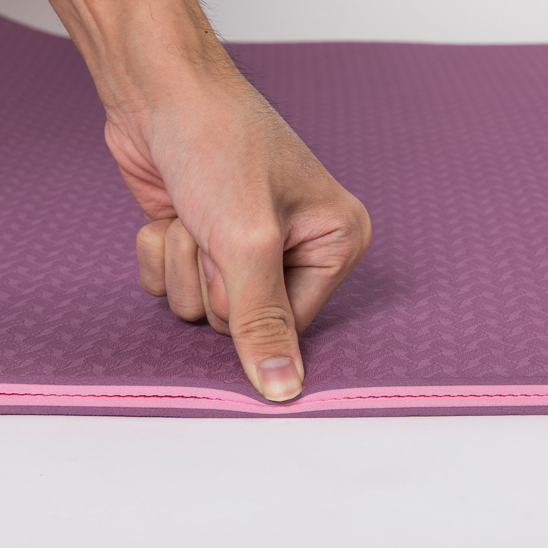 Esteras de yoga ecológicas TPE Sukha Argentina en color violeta, dúo de tapetes suaves y antideslizantes para practicar yoga.