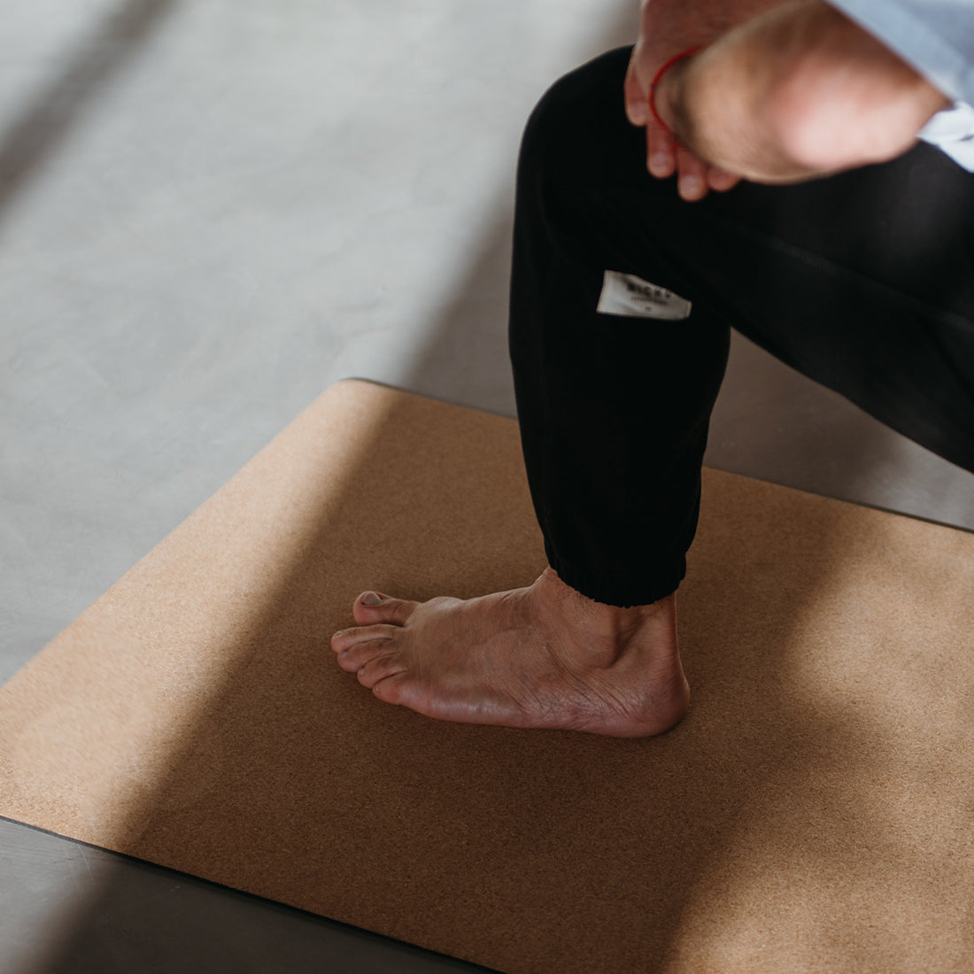 Estera de yoga de corcho nativo con diseño, ideal para prácticas de Sukha Argentina, en un ambiente natural y relajante.