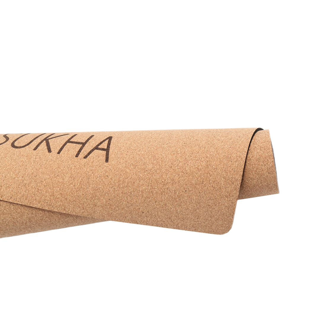 Esterilla de yoga de corcho nativo de Sukha Argentina enrollada, con diseño natural y superficie antideslizante para práctica de yoga.